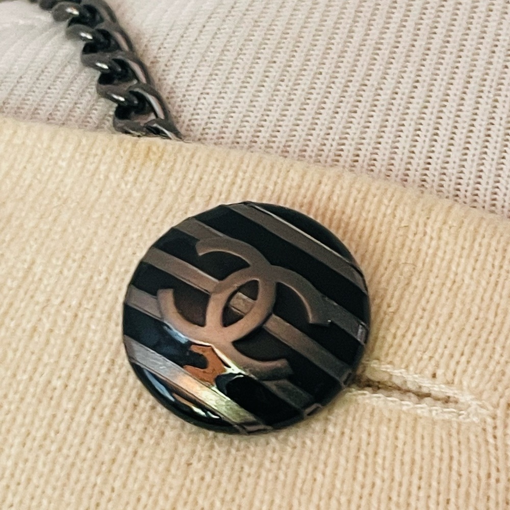 CHANEL 100% CASHMERE STRIPPED BATEAU NECK CHAIN BUTTON SWEATER SIZE 36 - Picture 7 of 14